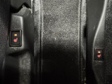 【シートヒーター】スイッチを入れると数十秒で座席が温かくなります。エアコンとは違い、身体と密着しているシートが温まるので、冬場には嬉しい装備です!