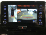 パノラミックビューモニター付きです。車両を上から見たような映像をディスプレイオーディオ画面に表示。運転席からの目視だけでは見にくい、車両周辺の状況をリアルタイムでしっかり確認できます。