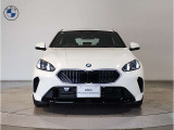 【BMWの伝統】BMWの特徴的な&ldquo;キドニーグリル&rdquo;は、80年以上続く伝統の形でございます。変わらないこだわりのデザインが、プレミアムブランド&ldquo;BMW&rdquo;を創り出します。