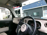 運転席の足元も広々しています!