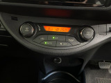 【オートエアコン】一度お好みの温度に設定すれば、車内の温度を検知し風量や温度を自動で調整。暑い&hellip;寒い&hellip;と何度もスイッチ操作をする必要はありません。快適な車内空間には必須の機能ですね♪