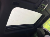 【サンルーフ】開放感たっぷりの希少装備、サンルーフが装着されています!車内に明かりを取り入れたり景色を楽しむ以外にも、車内の空気も簡単に換気できて快適です!