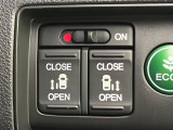 【両側パワースライドドア】スマートキーや運転席のスイッチで後席両側スライドドアの開閉が可能♪電動だから力を入れてドアを開ける必要が無く、小さなお子様でも簡単に開け閉めでき快適です♪