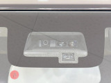 【スズキ セーフティサポート】走行中に前方の車両等を認識し、衝突しそうな時は警報とブレーキで衝突回避と被害軽減をアシスト。より安全にドライブをお楽しみいただけます。