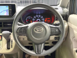 インテリアに合わせたデザインのステアリングは、運転される方のことも考え、運転しやすい形状、大きさです。是非一度、実際に触ってお確かめください。