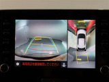 パノラミックビューモニター付きです。車両を上から見たような映像をモニター画面に表示。運転席からの目視では見にくい、車両周辺の状況をリアルタイムでしっかり確認できます。