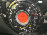 【オートエアコン】一度お好みの温度に設定すれば、車内の温度を検知し風量や温度を自動で調整。暑い&hellip;寒い&hellip;と何度もスイッチ操作をする必要はありません。快適な車内空間には必須の機能ですね♪