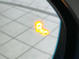 【ブラインドスポットインフォメーション】走行中、ドアミラーの死角になりやすい箇所に後続車が接近するとサイドミラー付近に警告を表示、ドライバーに注意喚起をしてくれます。