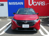 2台前を走る車両を検知し注意を喚起してくれるインテリジェントFCW(前方衝突予測警報)とエマージェンシーブレーキ付きです!写真のカメラで車両や歩行者を認識し衝突を回避、又は被害を軽減してくれます。