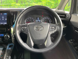 インテリアに合わせたデザインのステアリングは、運転される方のことも考え、運転しやすい形状、大きさです。是非一度、実際に触ってお確かめください。