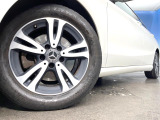 ●純正16インチアルミホイール:輸入車ならではの卓越した走りを支えるホイールと足回りです!日本車の走りに慣れている方にもぜひ体感して頂きたいほど、高いレベルでまとまっています!