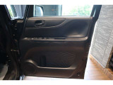 【運転席内ドア 】ミラー操作やウィンドウ開閉スイッチはドライバー目線で配置され、快適な操作性を実現!