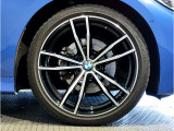【BMWアロイホイル】軽量かつ強度に拘ったアロイホイル。走行性能ポテンシャルを引き出す設計。車の足元を引き締めてくれる大きなポイントはアロイホイルです。