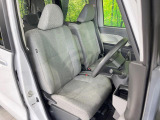 運転席まわりには十分なスペースがあり、大柄な方でもゆったり運転していただける環境です。