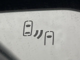 【ブラインドスポットモニター】走行中、ドアミラーの死角になりやすい箇所に後続車が接近するとサイドミラーのレンズに警告を表示!ドライバーに注意喚起をしてくれます。