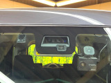 【スズキ セーフティサポート】走行中に前方の車両等を認識し、衝突しそうな時は警報とブレーキで衝突回避と被害軽減をアシスト。より安全にドライブをお楽しみいただけます。