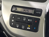 【オートエアコン】一度お好みの温度に設定すれば、車内の温度を検知し風量や温度を自動で調整。暑い&hellip;寒い&hellip;と何度もスイッチ操作をする必要はありません。快適な車内空間には必須の機能ですね♪