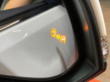 【ブラインドスポットモニター】走行中、ドアミラーの死角になりやすい箇所に後続車が接近するとサイドミラーのレンズに警告を表示!ドライバーに注意喚起をしてくれます。