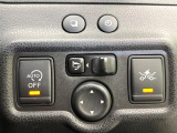 【アイドリングストップ】赤信号や渋滞で停車した際にエンジンを停止し、無駄な燃料の消費を抑えます。燃費向上や環境保護につなげる機能♪エンジンはブレーキを離せば再始動します。