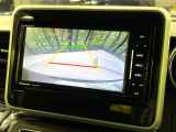 【バックカメラ】駐車時に後方がリアルタイム映像で確認できます。大型商業施設や立体駐車場での駐車時や、夜間のバック時に大活躍!運転スキルに関わらず、今や必須となった装備のひとつです!