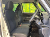 運転席まわりには十分なスペースがあり、大柄な方でもゆったり運転していただける環境です。