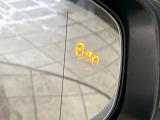 【ブラインドスポットモニター】走行中、ドアミラーの死角になりやすい箇所に後続車が接近するとサイドミラーのレンズに警告を表示!ドライバーに注意喚起をしてくれます。