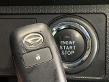 【キーフリーシステム】カバンやポケットに入れたままでもドアの施錠・解錠が可能なスマートキーを装備。エンジンのオン・オフ時もカギを取り出す必要が無いからとっても便利です♪