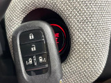 【Hondaスマートキー】カバンやポケットに入れたままでもドアの施錠・解錠が可能なスマートキーを装備。エンジンのオン・オフ時もカギを取り出す必要が無いからとっても便利です♪
