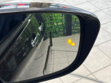 【後方車輛検知】走行中、ドアミラーの死角になりやすい箇所に後続車が接近するとサイドミラー付近に警告を表示、ドライバーに注意喚起をしてくれます。