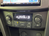 【オートエアコン】一度お好みの温度に設定すれば、車内の温度を検知し風量や温度を自動で調整。暑い&hellip;寒い&hellip;と何度もスイッチ操作をする必要はありません。快適な車内空間には必須の機能ですね♪