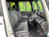 運転席まわりには十分なスペースがあり、大柄な方でもゆったり運転していただける環境です。