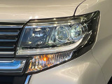 【LEDヘッドライト】悪天候や夜間走行時も良好な視界を確保し安心して運転できる高輝度LEDヘッドライトを装備!点灯速度が早く、消費電力も抑えられています。