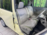 運転席まわりには十分なスペースがあり、大柄な方でもゆったり運転していただける環境です。