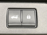 【パワーバックドア】スマートキーや運転席のボタンを押すだけでリアゲートが自動で開閉します!荷物を持っている時や、高い位置にあるバックドアを閉める際に便利な機能です♪