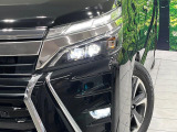 【LEDヘッドライト】悪天候や夜間走行時も良好な視界を確保し安心して運転できる高輝度LEDヘッドライトを装備!点灯速度が早く、消費電力も抑えられています。