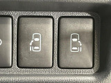 【両側パワースライドドア】スマートキーや運転席のスイッチで後席両側スライドドアの開閉が可能♪電動だから力を入れてドアを開ける必要が無く、小さなお子様でも簡単に開け閉めでき快適です♪