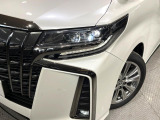 【三眼LEDヘッドライト】スタイリッシュな見た目の三眼LEDヘッドライトを装備♪スタイルだけでなく、夜間の走行も視界良好で安心してお乗りいただけます。