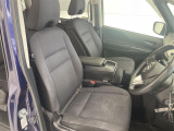 【運転席】座り心地が良いシートなので長時間の運転でも快適にお過ごしいただけます。新品のフロアマットのご注文も可能です。掲載箇所以外にご希望の写真がございましたらお気軽にお問い合わせ下さい。