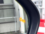 【ブラインドスポットモニター】走行中、ドアミラーの死角になりやすい箇所に後続車が接近するとサイドミラーのレンズに警告を表示!ドライバーに注意喚起をしてくれます。