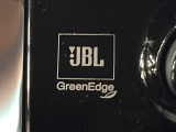 【JBLサウンドシステム】メーカーオプションの高品位サウンドシステムを搭載。専用のチューニングが施された大小様々なスピーカーから良質なサウンドが奏でられ、臨場感あふれる音響空間を演出します。