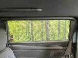 【ロールシェード】日差しや車外からの光が眩しいときにサッと引き出して使える、ロール格納タイプのサンシェードを装備。後席に乗ったお子様がウトウトしだした時など、ぜひご活用ください♪