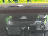 【トヨタセーフティセンス】走行中に前方の車両等を認識し、衝突しそうな時は警報とブレーキで衝突回避と被害軽減をアシスト。より安全にドライブをお楽しみいただけます。