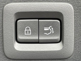 【パワーバックドア】スマートキーや運転席のボタンを押すだけでリアゲートが自動で開閉します!荷物を持っている時や、高い位置にあるバックドアを閉める際に便利な機能です♪