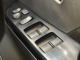 【電動格納ミラー】サイドミラーは電動格納式となっており、狭い駐車場でもキズがつくリスクを抑えられます。