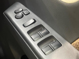 【電動格納ミラー】サイドミラーは電動格納式となっており、狭い駐車場でもキズがつくリスクを抑えられます。