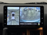 【パノラマモニター】自車周辺をぐるりと俯瞰できるカメラで危険を察知。上空からの映像で自動車や障害物の位置が詳細に確認できるので、狭い駐車場でも安心して駐車できますね。