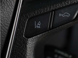【LTA/レーントレーシングアシスト】高速クルージングをサポートする機能!車線や先行車・周辺車を前方カメラやレーダーで認識し、軌跡を追うように車線維持に必要なハンドルの操作をサポートするシステムです。