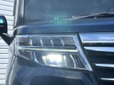 【LEDヘッドライト】悪天候や夜間走行時も良好な視界を確保し安心して運転できる高輝度LEDヘッドライトを装備!点灯速度が早く、消費電力も抑えられています。