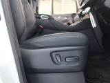 パワーシート搭載。微妙な調整が手軽にでき、ピッタリなポジションで運転することが可能です。