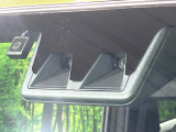 【スマートアシスト】走行中に前方の車両等を認識し、衝突しそうな時は警報とブレーキで衝突回避と被害軽減をアシスト。より安全にドライブをお楽しみいただけます。